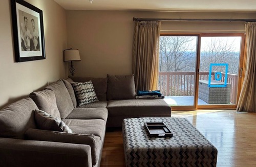 Hawthorne House | Spacious Townhome sleeps 12 in brilliant Hawthorne 14 miles from World Cup & NYC
