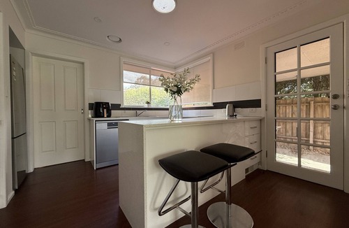 Wantirna House | Spacious Wantirna Family Home | 3BR, 2 Bath, Deck & Parking| Holiday Retreat