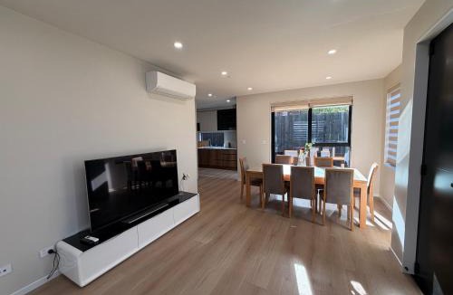 Pakuranga Heights Villa | Stunning New Modern 4-bedroom Townhouse,in Pakuranga Heights