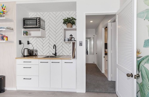Leigh House | Sunlit Abode - Leigh Holiday Home