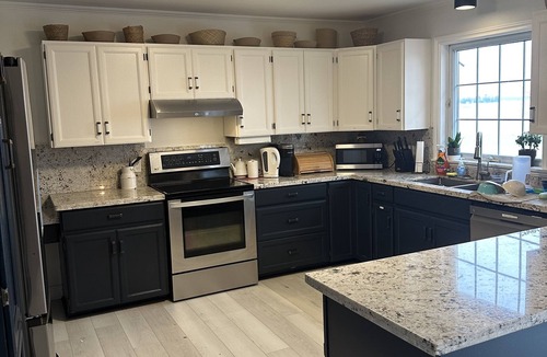 Cumberland Beach House | The Big Yellow House - Lake Couchiching Waterfront close to Webers