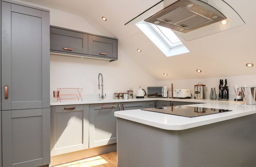 Penzance Cottage | THE HAYLOFT, ST JUST, pet friendly, luxury holiday cottage in St Just
