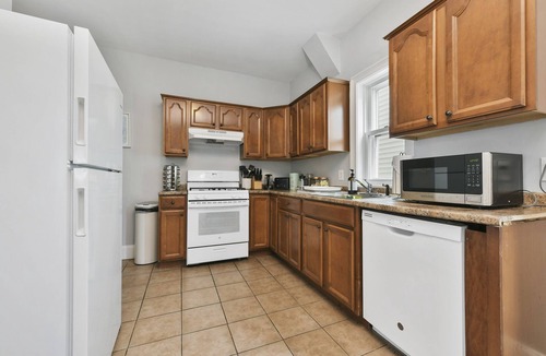 Chelsea House | The Maverick - Luxurious Apartment - Near Airport/Downtown