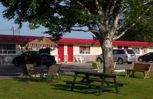 Central Huron Hotel | The Silver Birch Motel