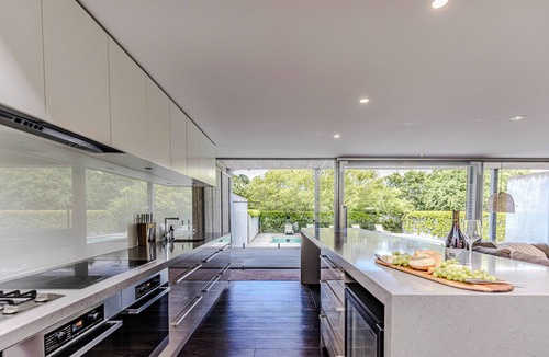 Mount Macedon House | Thule Country Estate | Sleeps 12 | Private Lake, Pool & Farm | 45 mins Melbourne