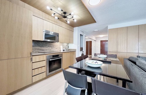 Wellington Place Apartment | Toronto Water Front Spacious Family 2+1 Condo in Heart of Down Town Toronto