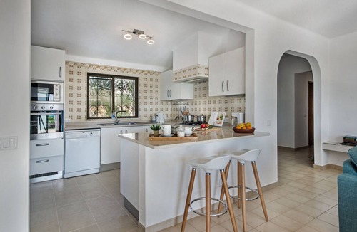 Silves Villa | Villa Susana ~ Heated Pool* ~ Fast Wi-fi ~ 6 + 4 cots - Booking 2027 & 2028 NOW!