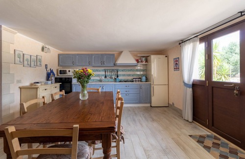 Casa Papa Villa | Villa Bartolomeo with Pool, Garden and Wi-Fi