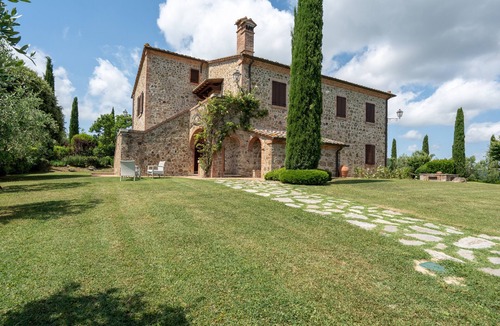 Torrita di Siena Villa | Villa 'Tiberini - Casale Il Pecino' with panoramic Valdichiana view, private pool & Wi-Fi