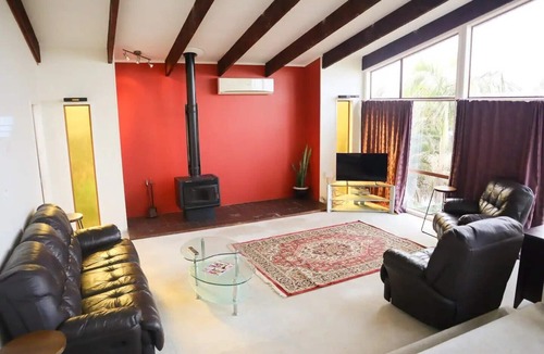 Auckland House | Water views 5-Bedroom Large home | Family Friendly. Close to Airport & City.