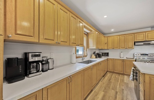Washago Villa | Waterfront 10BR Retreat on 7 Private Acres | Green River Villa | Sleeps 28–30