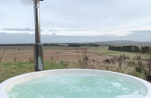 Fraserburgh Cottage | Windyheads Bothy. 5 bed, 2 bathroom with Hot tub, Sauna and Plunge