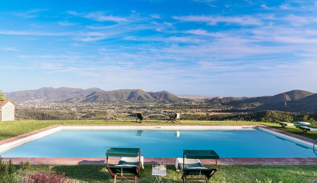 11th CENTURY VILLA, Stunning View & Pool, Unrivaled Private Setting near Lucca