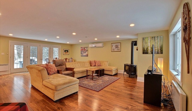 15 min from the Mont Tremblant Ski Hills, Perfect for Families and Friends !