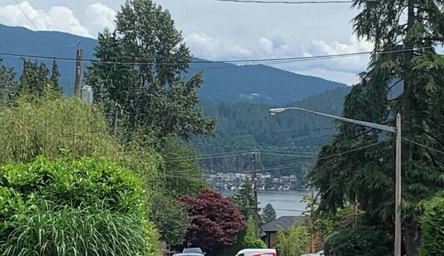 2 bedroom Suite, 5 minutes to Deep Cove