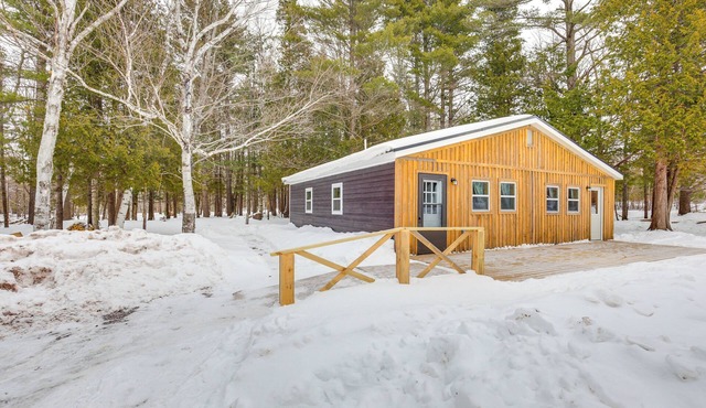 2 Ponds & Trail Access: Peaceful Cabin in Calumet!