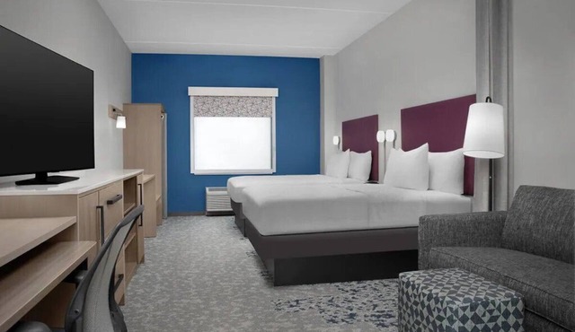 2 Units of Queen Suites | BBQ, Breakfast | 6.6 mi to Amerant Bank Arena
