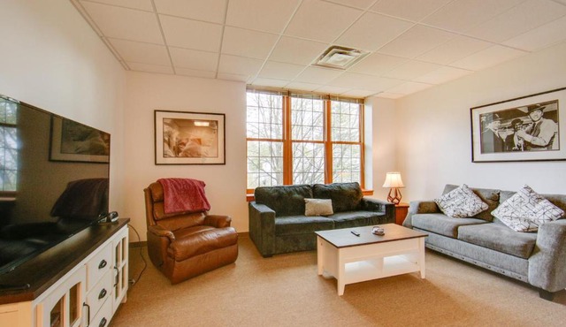 20 Mi to Dtwn Pittsburgh: Pet-Friendly Apartment