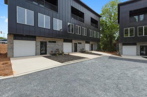2BR 2 & Half Downtown Oasis Full Kitchen Pet Friendly