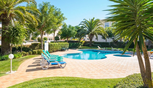 3 Bed/2 bath apt, terraces, pool, walk to beach