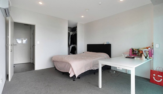 3-bedroom apartment in tranquil Auckland Central with AC