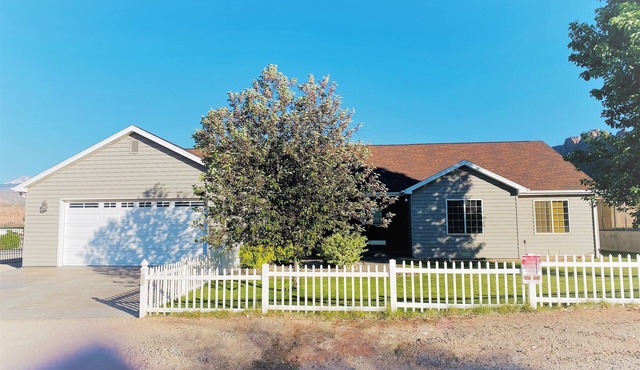3BR, 2 bath Home-trailer parking-private hot tub-pool table-great for groups