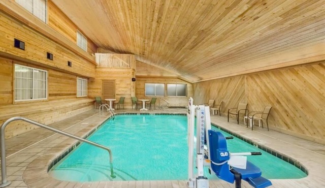 4 Comfortable Rooms w/Free Breakfast & Pet-Friendly Amenities just off Hwy 6