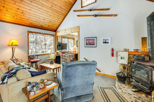 4 Mi to Ski Brule: Cozy Cabin w/Screened-In Porch