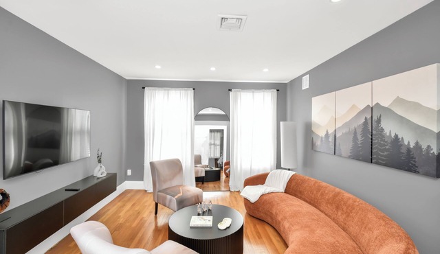 4BD 2BA Spacious Duplex W/Parking. Walking Distance to MBTA & Restaurants