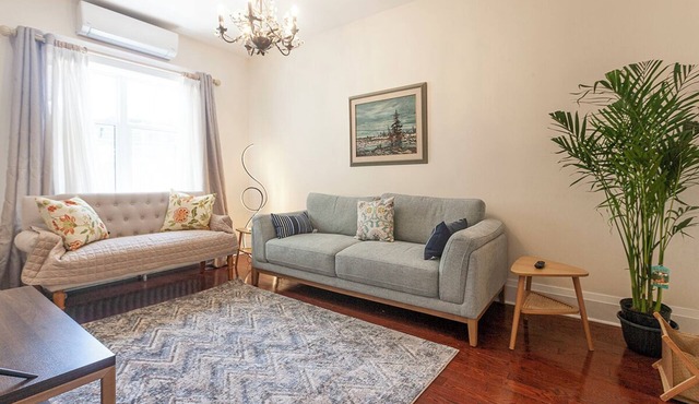 4BR Midtown Toronto Retreat | Parking | Subway 5 Min Walk