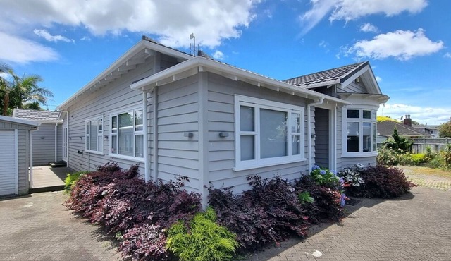 5-Bedroom Central Auckland Retreat