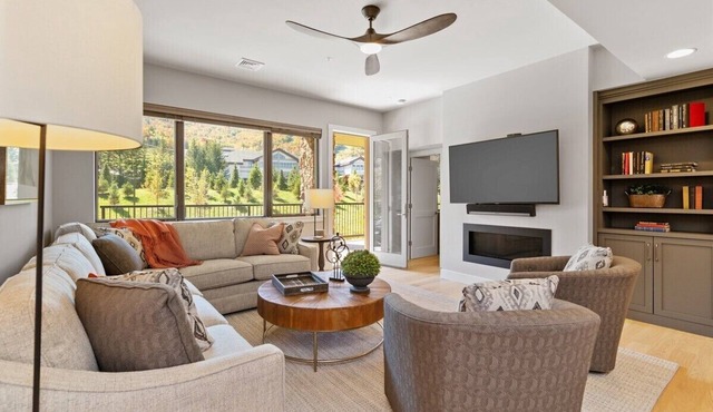 5-Star. Luxury Condo, Heated Pool, Hot Tub, Ski in/out @ Windham