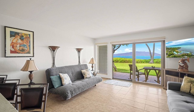 7 Mi to to Kamakou: Oceanfront Condo w/Lanai!