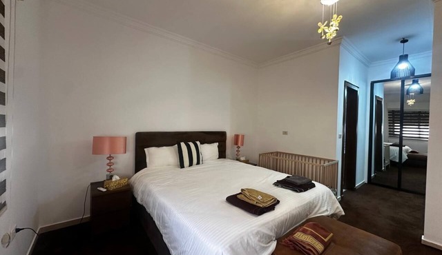 (8) 3-bedroom apartment near shopping and hospitals, free parking, WiFi, AC