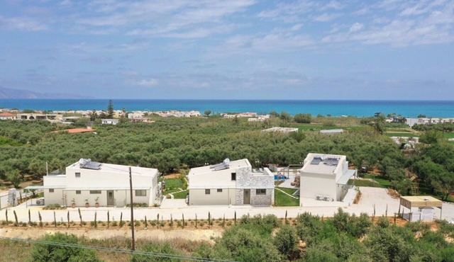 8 Bedrooms Villa In Gerani