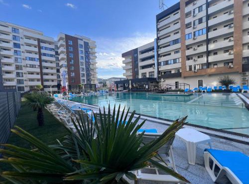 85th Pool View Studio