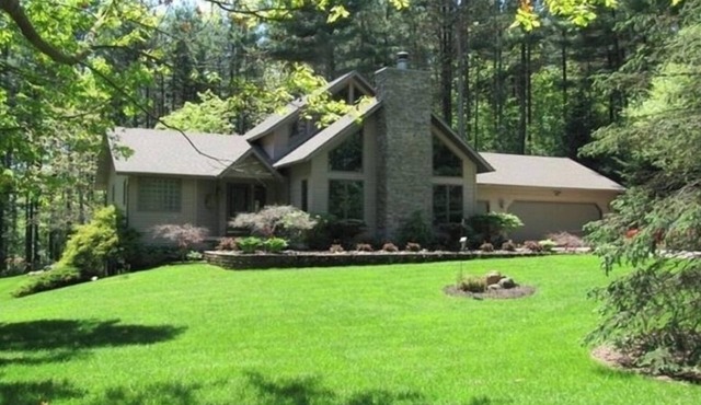 Acorn Lodge Private Riverfront & Trails is an exclusive Retreat & Reunion venue.
