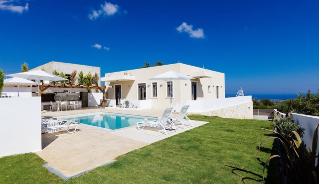 Aerin Villa, Sublime Sanctuary with Ocean Views & Captivating Surroundings