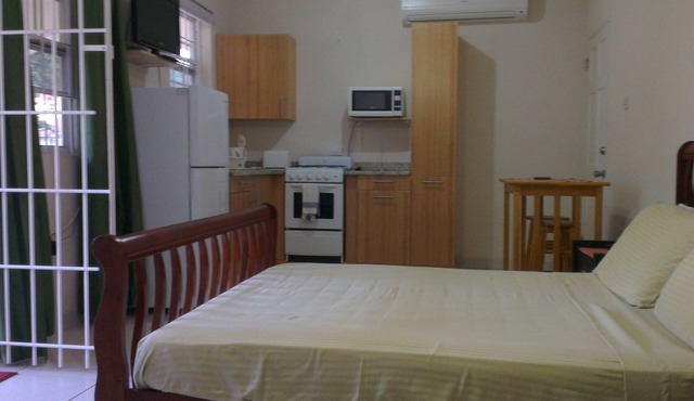 Air conditioned Studio 1st floor with a pool