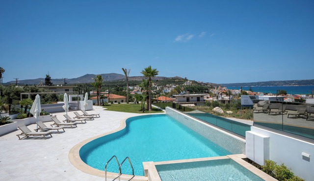 AmphiMatrion, Kriti penthouse luxury apartment, w/hot tub and Sea View