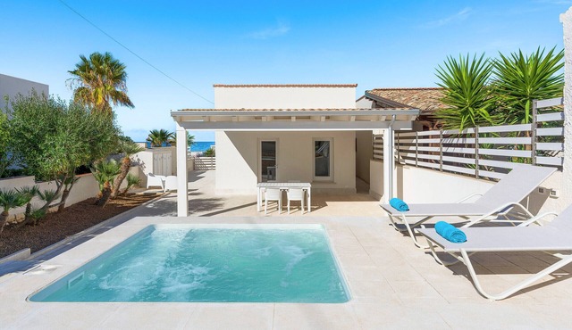 Apartment with small pool and sea 50 meters away