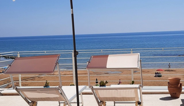 Apartment with terrace, on the beach, very quiet location, WiFi, aircon, 5 pers.