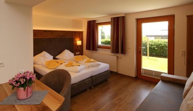 App. 8 - Wohn-/schlafraum, Dusche, WC - Hotel Appartement Hochkönig