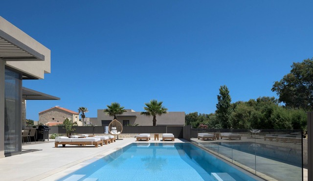 Athina Luxury Villa, with Pool & Walk to the Beach