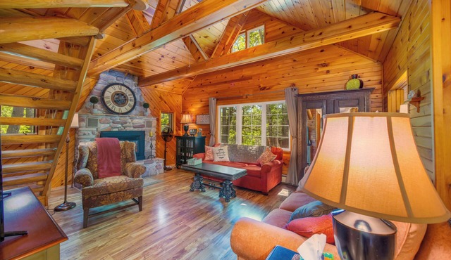 Au Train Riverfront Cottage - Peaceful and Clean! 3BR + Loft. Guest Favorite!