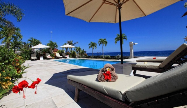 Authentic Beachvilla with cook, private pool, staff and lush tropical garden