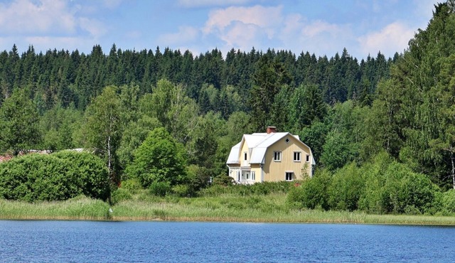 Authentic house right on beautiful lake with canoe near winter sports area