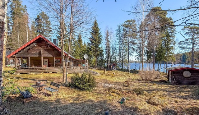 Awesome home in Grythyttan with lake view