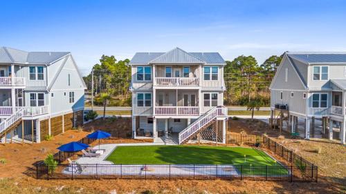 Bayfront 4BR Home with Sunset Decks, Putting Green & Bonus Game Room