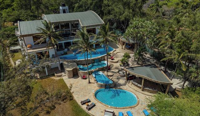 Beach front Spacious 8-bedroom villa in enjoyable Malindi with AC, WiFi